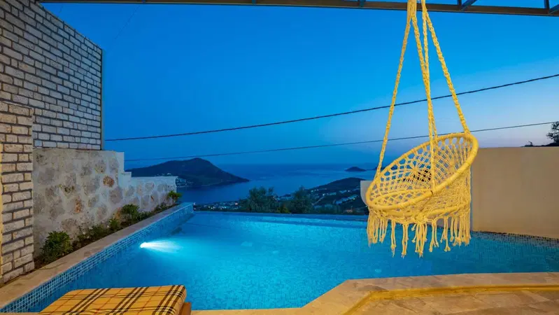Kalkan’da korunaklı havuzlu kiralık villa