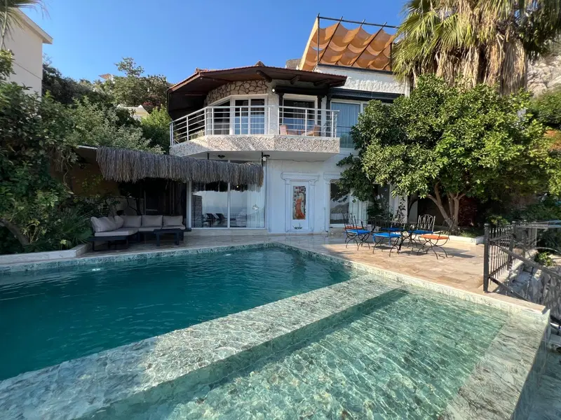 Kalkan’da korunaklı havuzlu kiralık villa