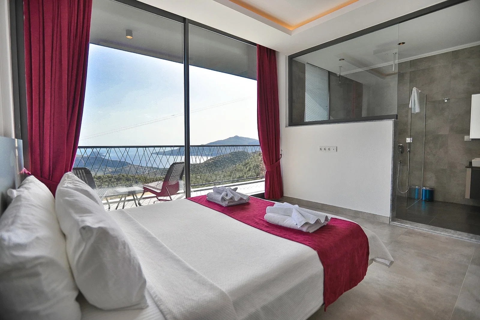 Kalkan’da Merkeze Yakın, Isıtmalı Havuzlu, 3 Yatak Odalı, Kiralık Villa