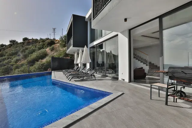 Kalkan’da Merkeze Yakın, Isıtmalı Havuzlu, 3 Yatak Odalı, Kiralık Villa