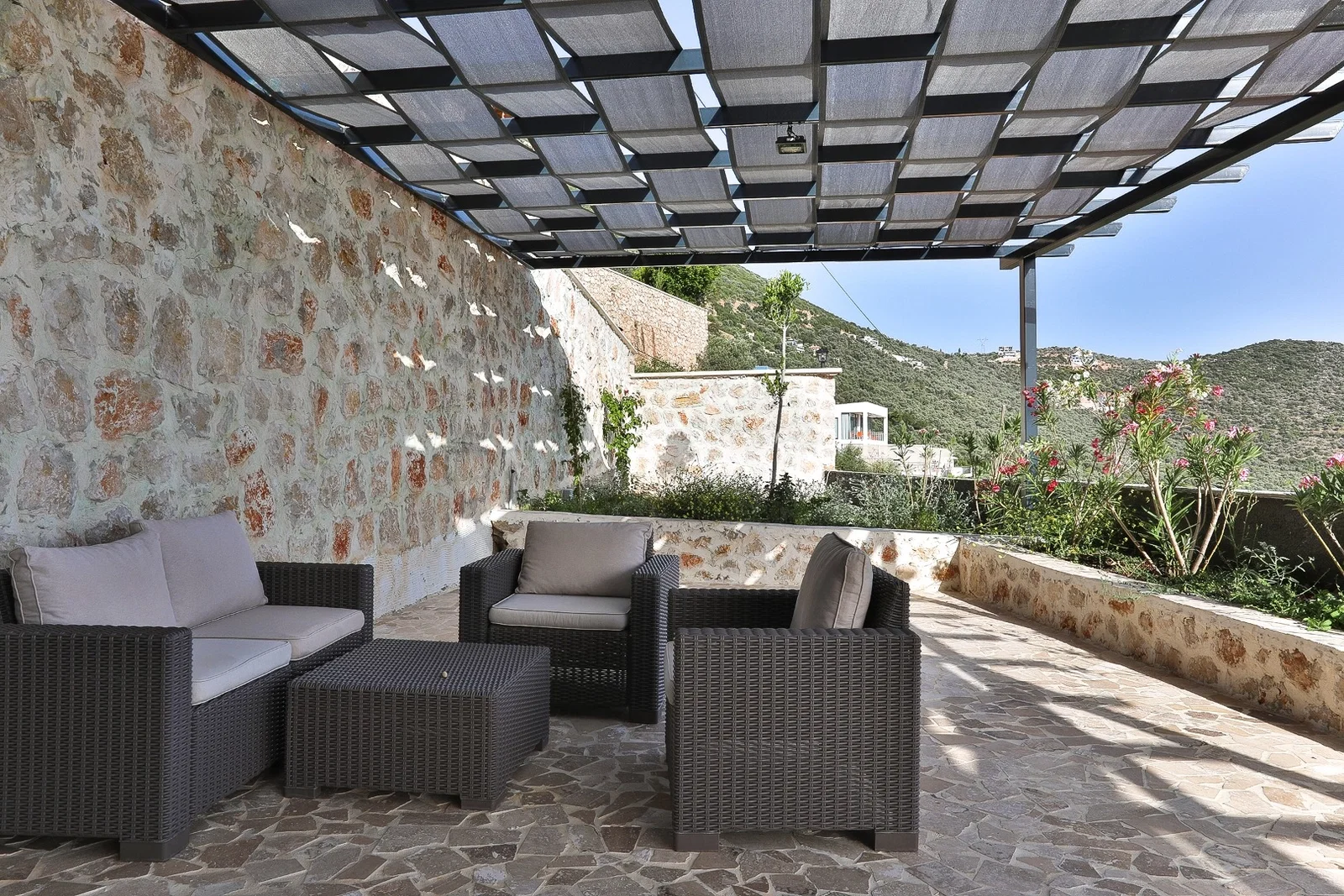 Kalkan’da Merkeze Yakın, Isıtmalı Havuzlu, 3 Yatak Odalı, Kiralık Villa