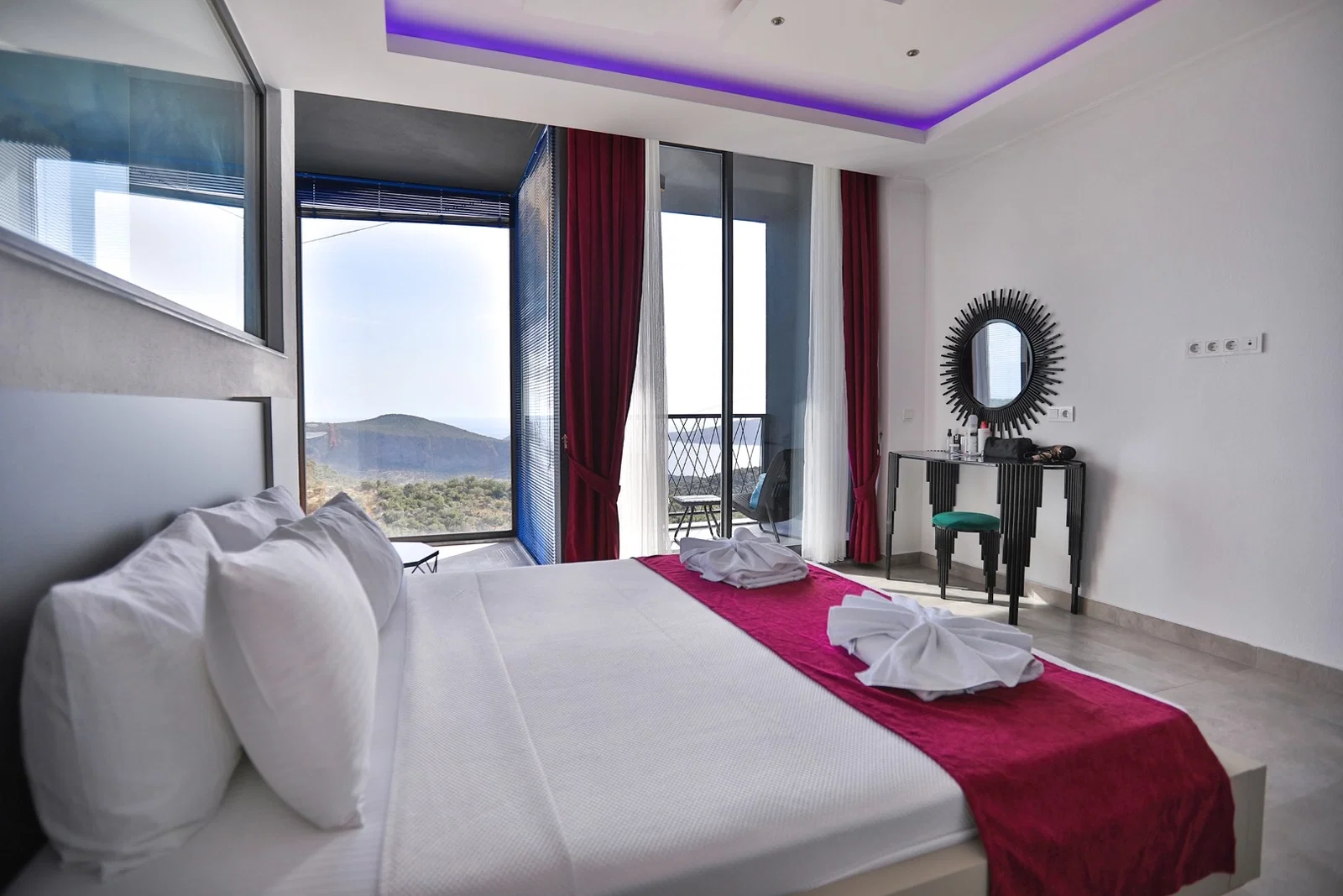 Kalkan’da Merkeze Yakın, Isıtmalı Havuzlu, 3 Yatak Odalı, Kiralık Villa