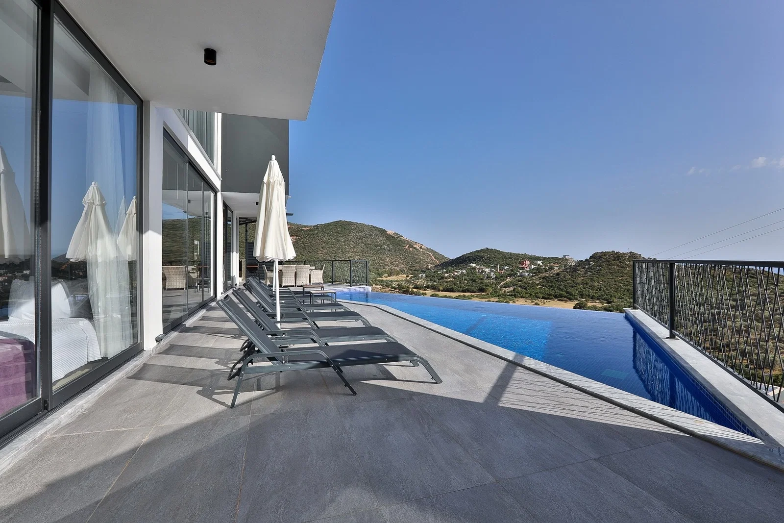 Kalkan’da Merkeze Yakın, Isıtmalı Havuzlu, 3 Yatak Odalı, Kiralık Villa
