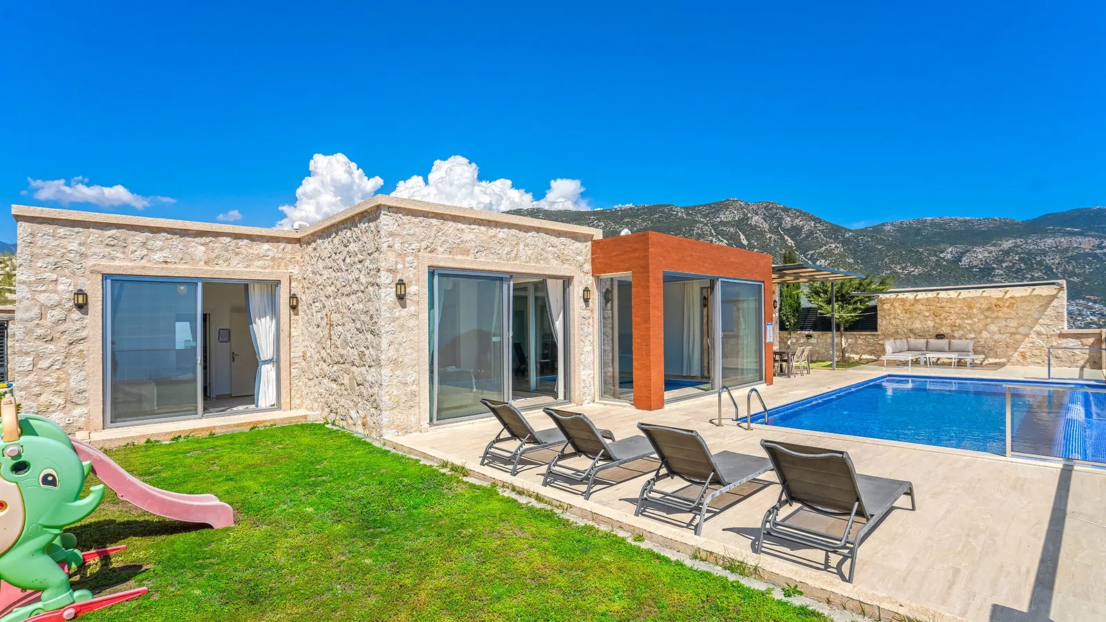 Kalkan’da korunaklı havuzlu kiralık villa