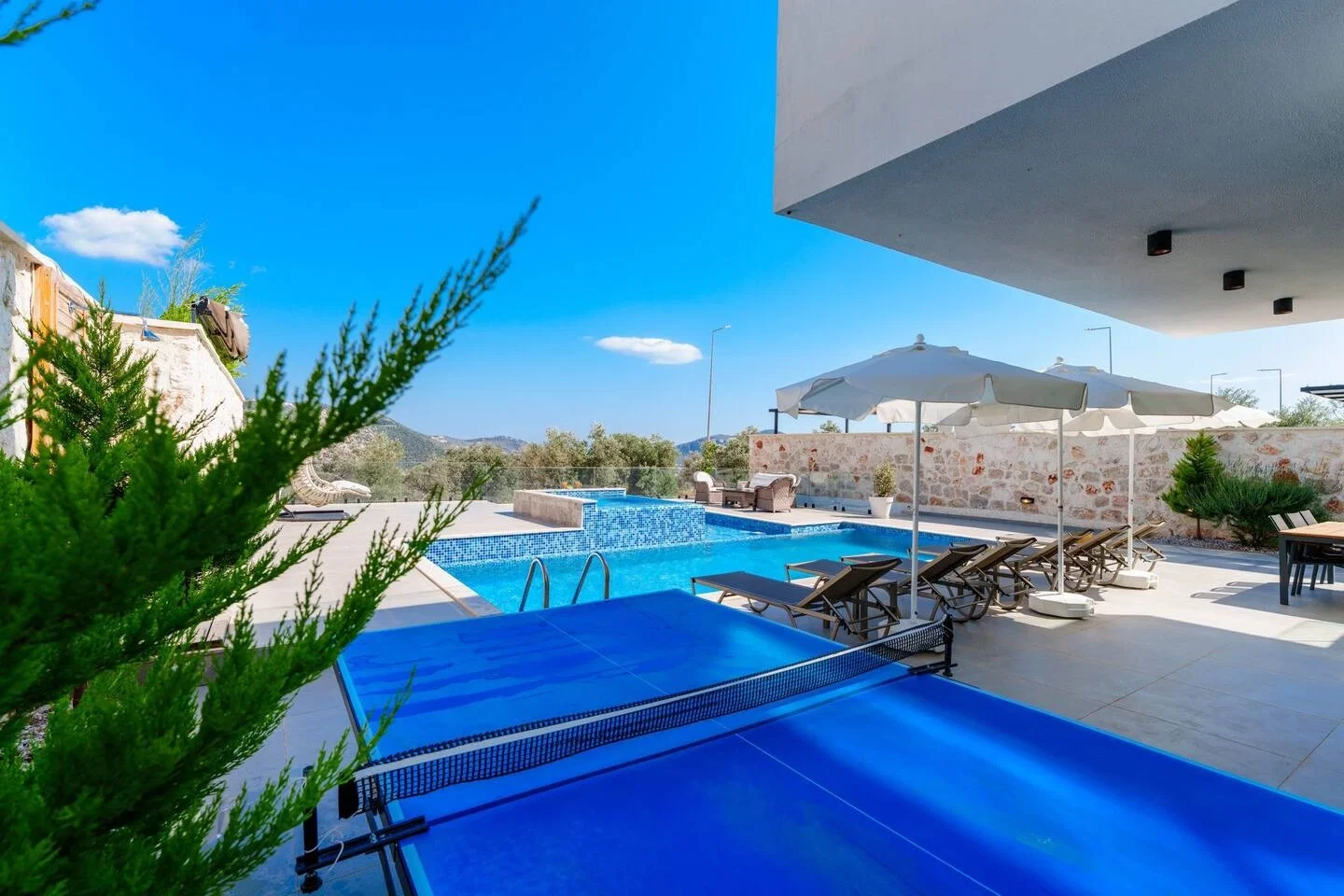 Kalkan’da Merkeze Yakın, Çocuk Havuzlu, 3 Yatak Odalı, Lüks Villa