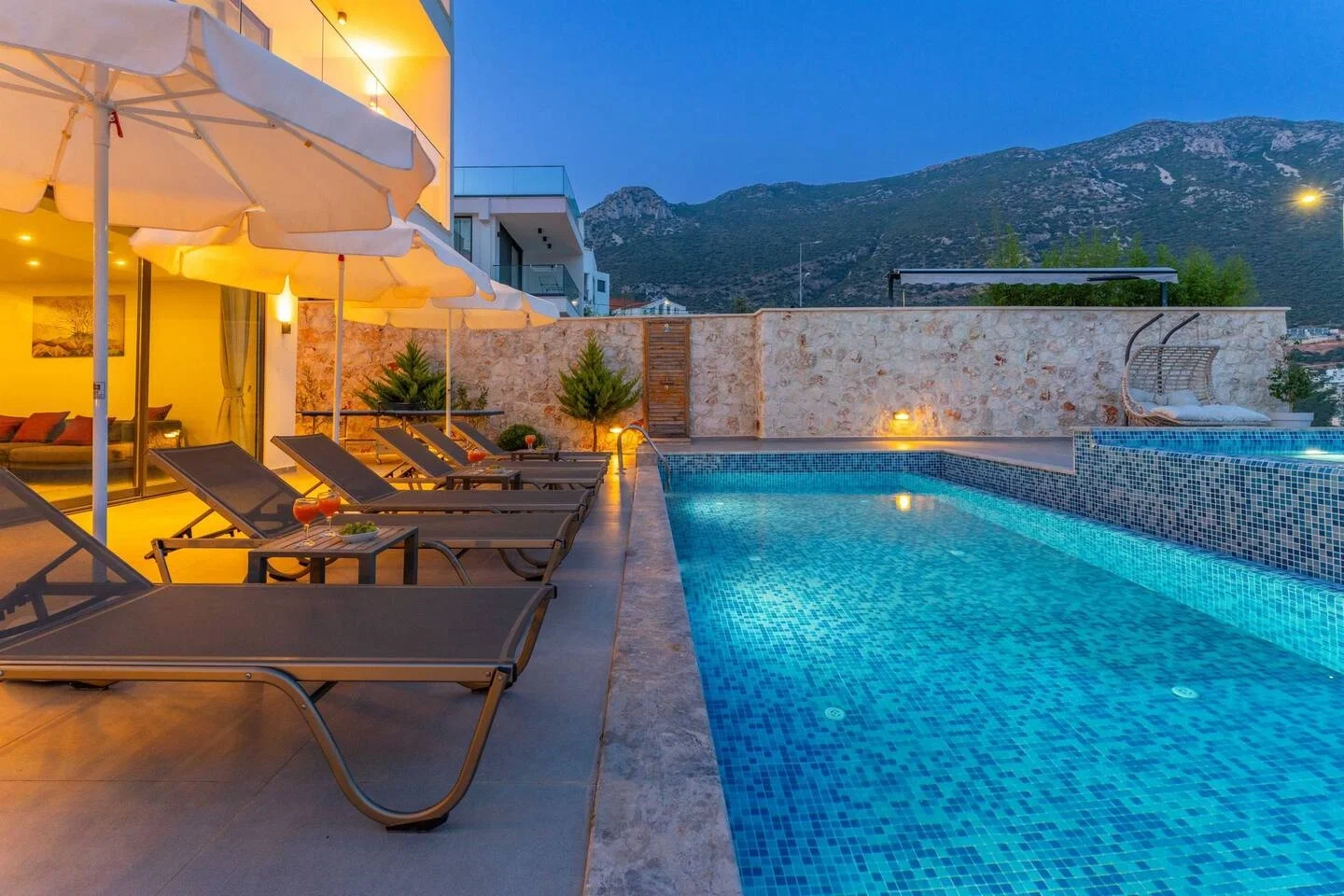 Kalkan’da Merkeze Yakın, Çocuk Havuzlu, 3 Yatak Odalı, Lüks Villa