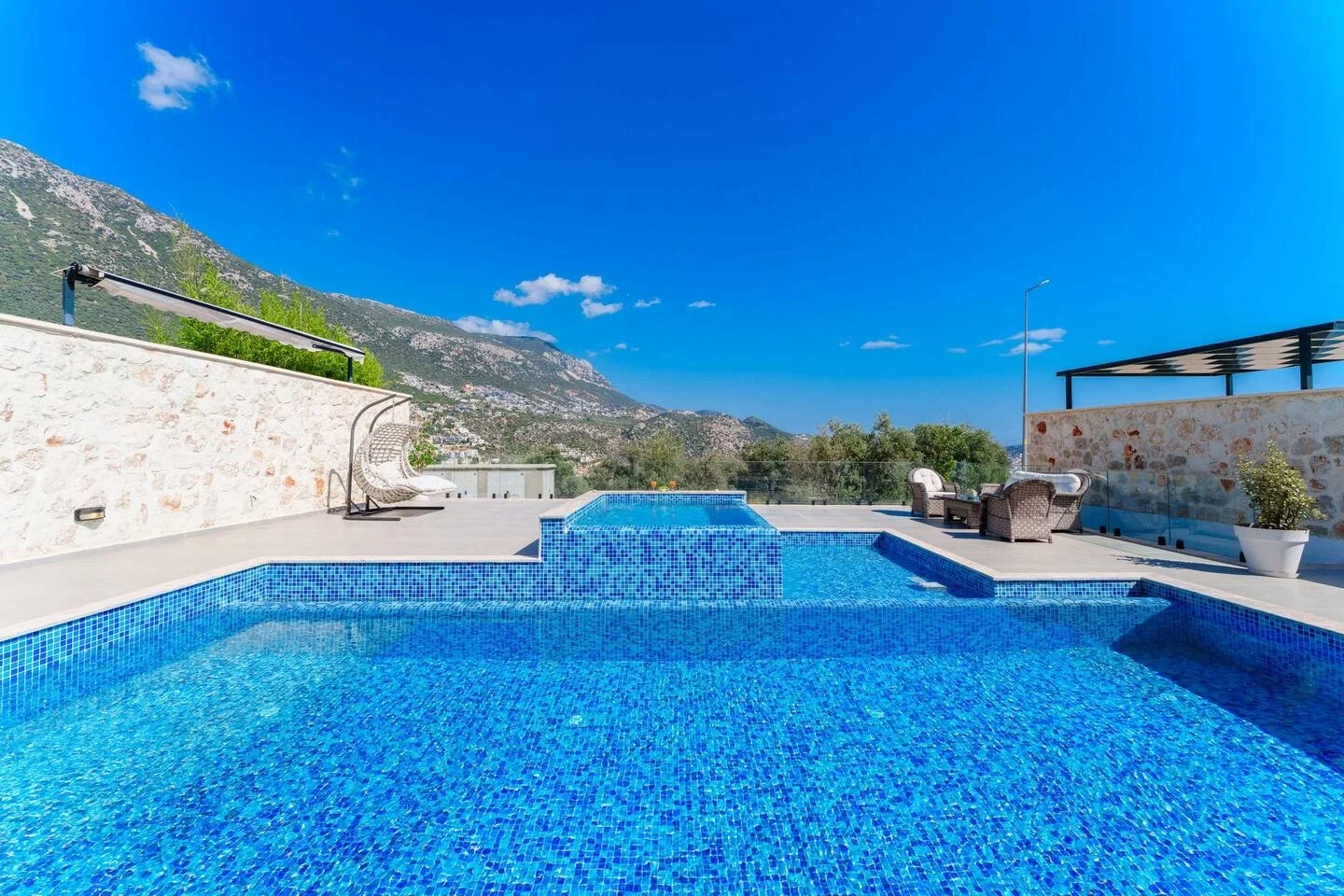 Kalkan’da Merkeze Yakın, Çocuk Havuzlu, 3 Yatak Odalı, Lüks Villa