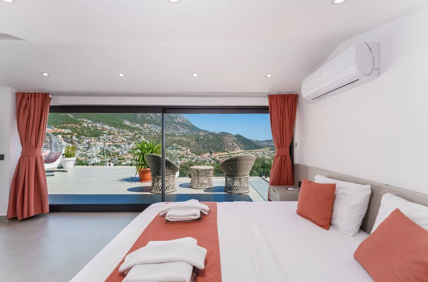 Kalkan’da Merkeze Yakın, Çocuk Havuzlu, 3 Yatak Odalı, Lüks Villa