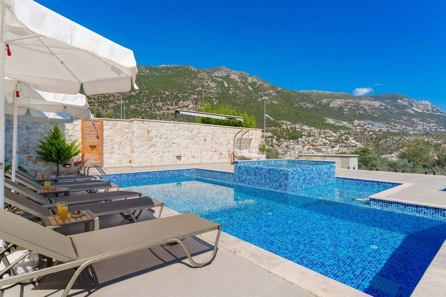 Kalkan’da Merkeze Yakın, Çocuk Havuzlu, 3 Yatak Odalı, Lüks Villa
