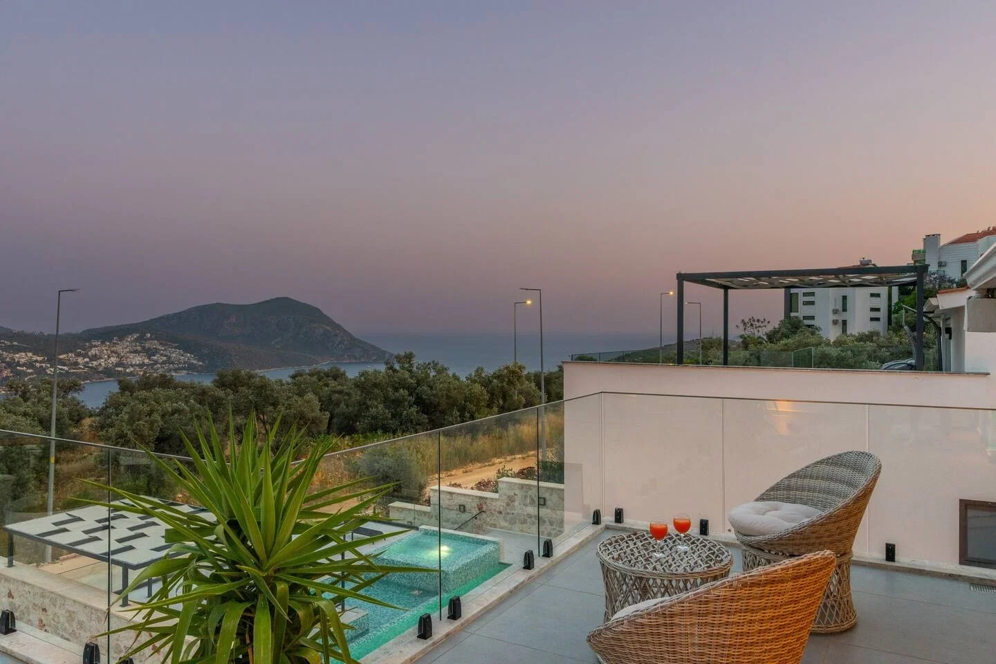 Kalkan’da Merkeze Yakın, Çocuk Havuzlu, 3 Yatak Odalı, Lüks Villa