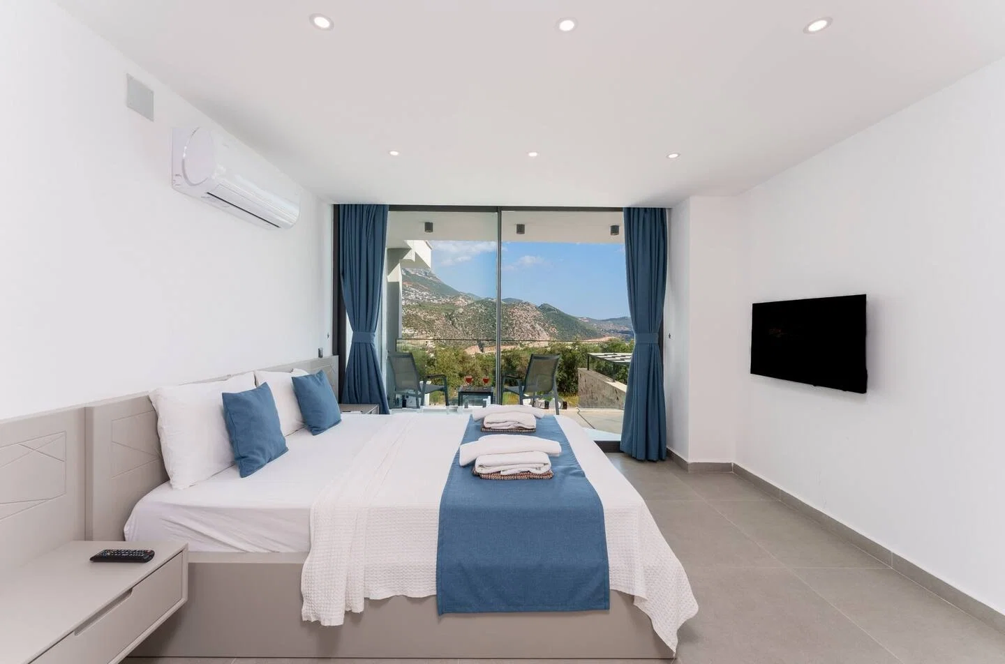 Kalkan’da Merkeze Yakın, Çocuk Havuzlu, 3 Yatak Odalı, Lüks Villa