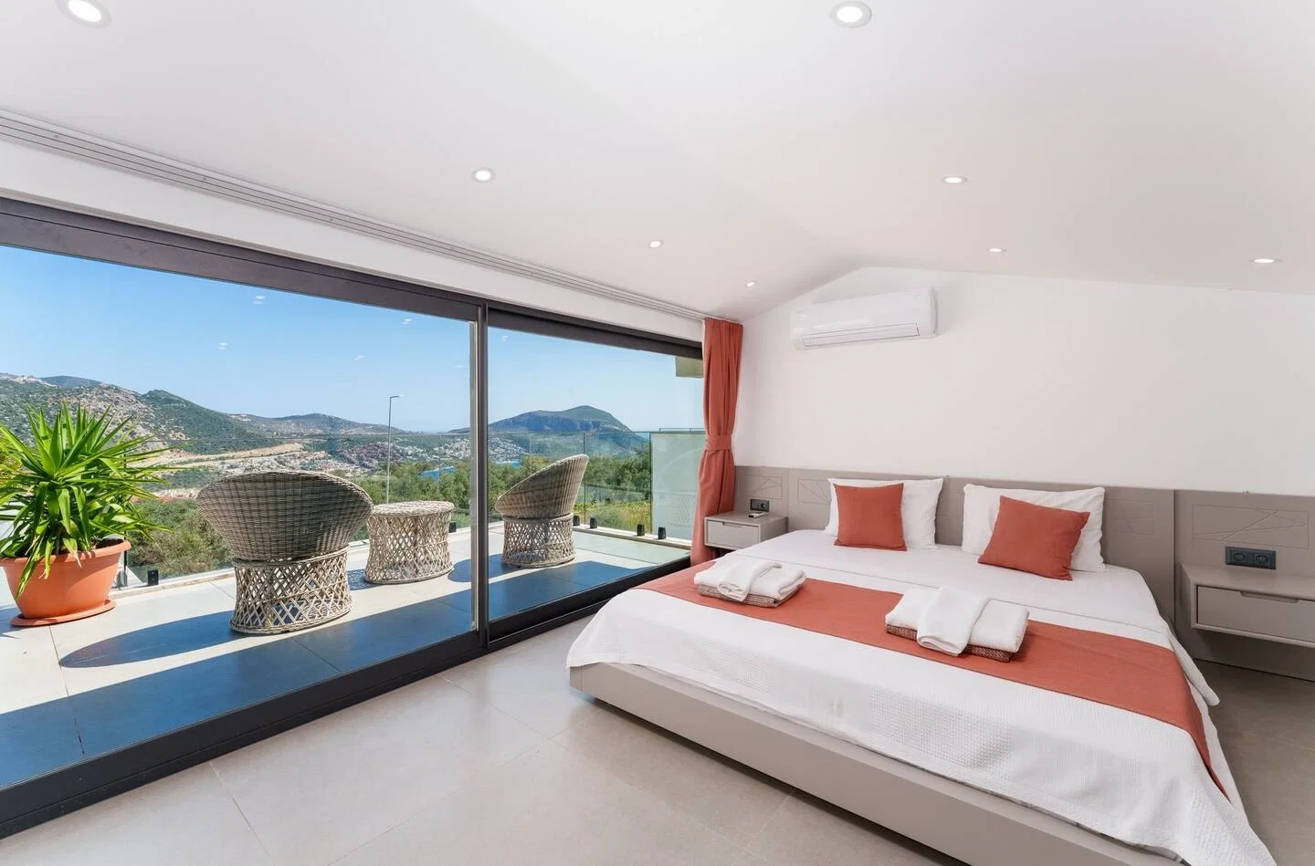 Kalkan’da Merkeze Yakın, Çocuk Havuzlu, 3 Yatak Odalı, Lüks Villa