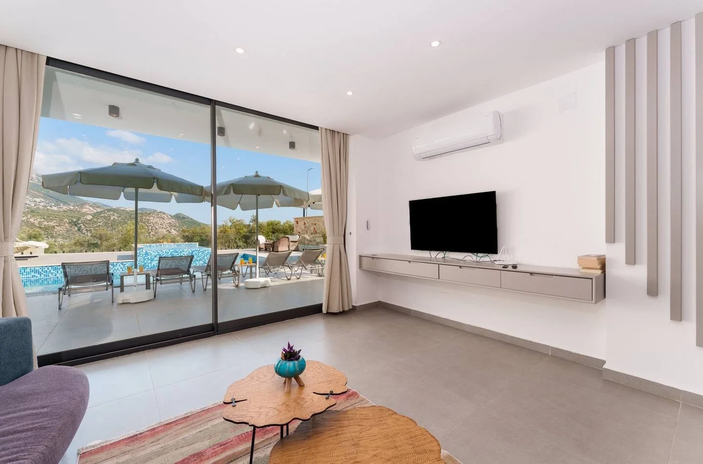 Kalkan’da Merkeze Yakın, Çocuk Havuzlu, 3 Yatak Odalı, Lüks Villa
