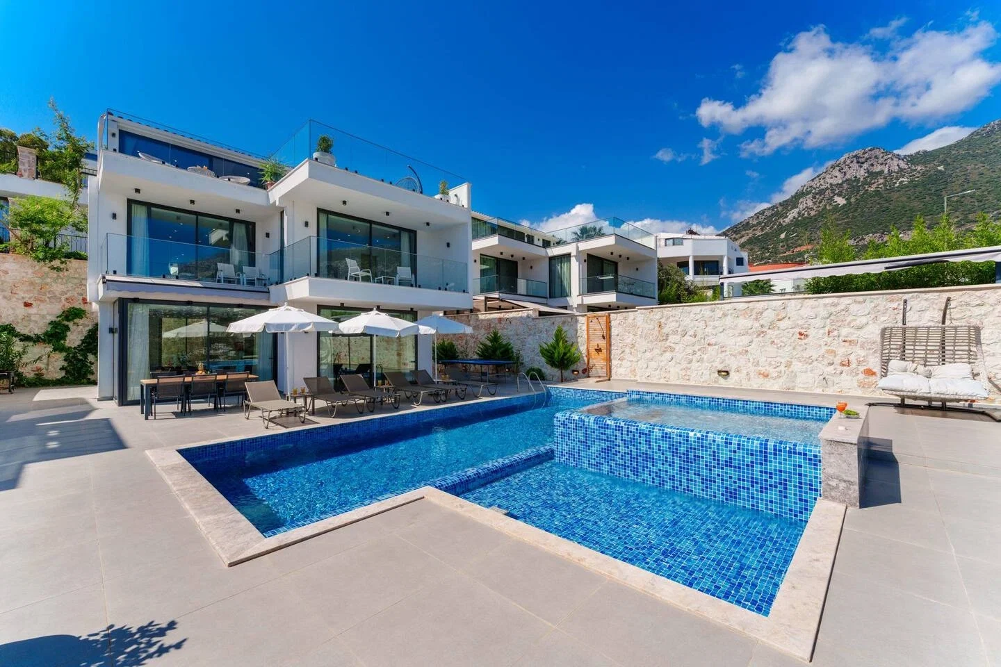 Kalkan’da Merkeze Yakın, Çocuk Havuzlu, 3 Yatak Odalı, Lüks Villa