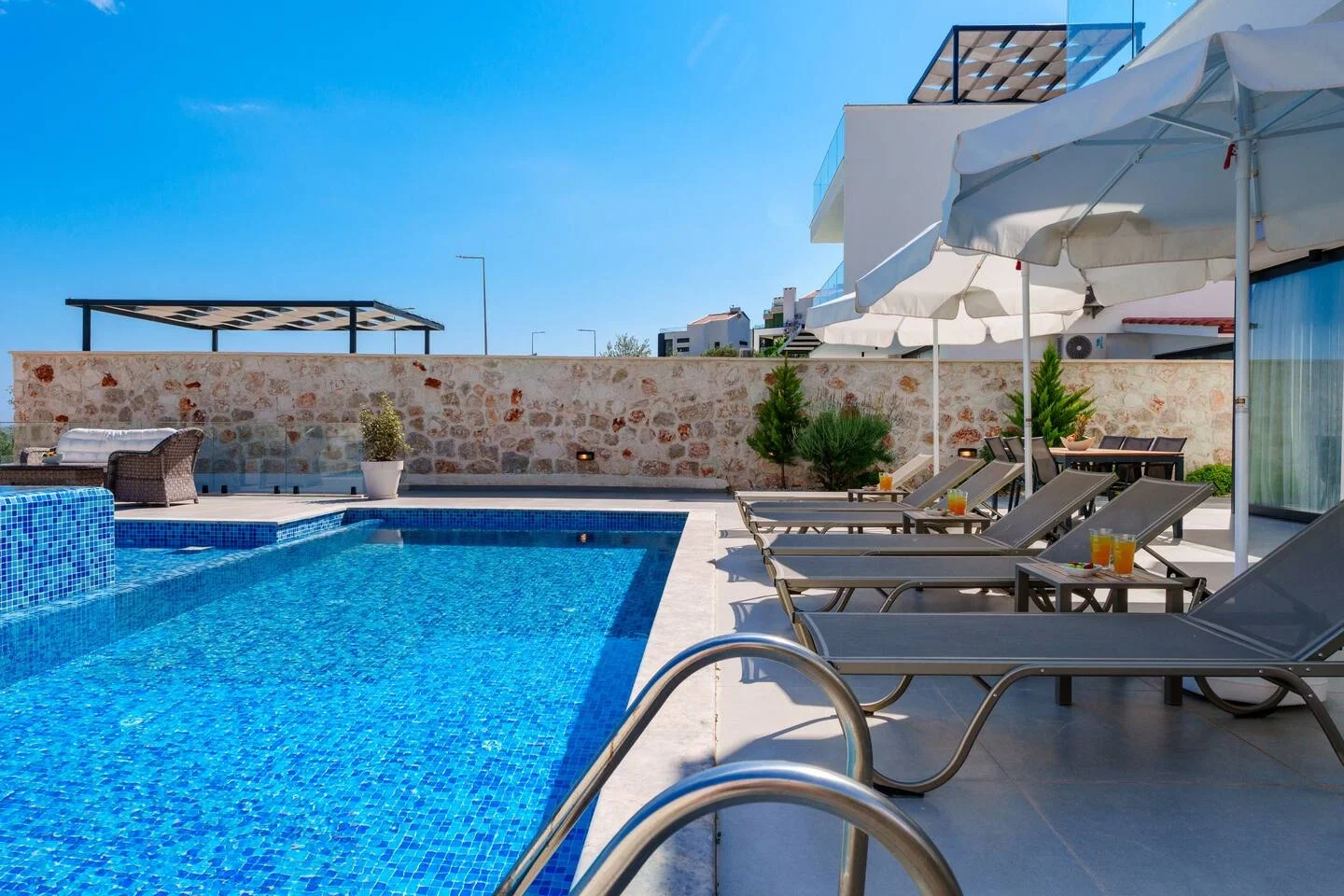 Kalkan’da Merkeze Yakın, Çocuk Havuzlu, 3 Yatak Odalı, Lüks Villa