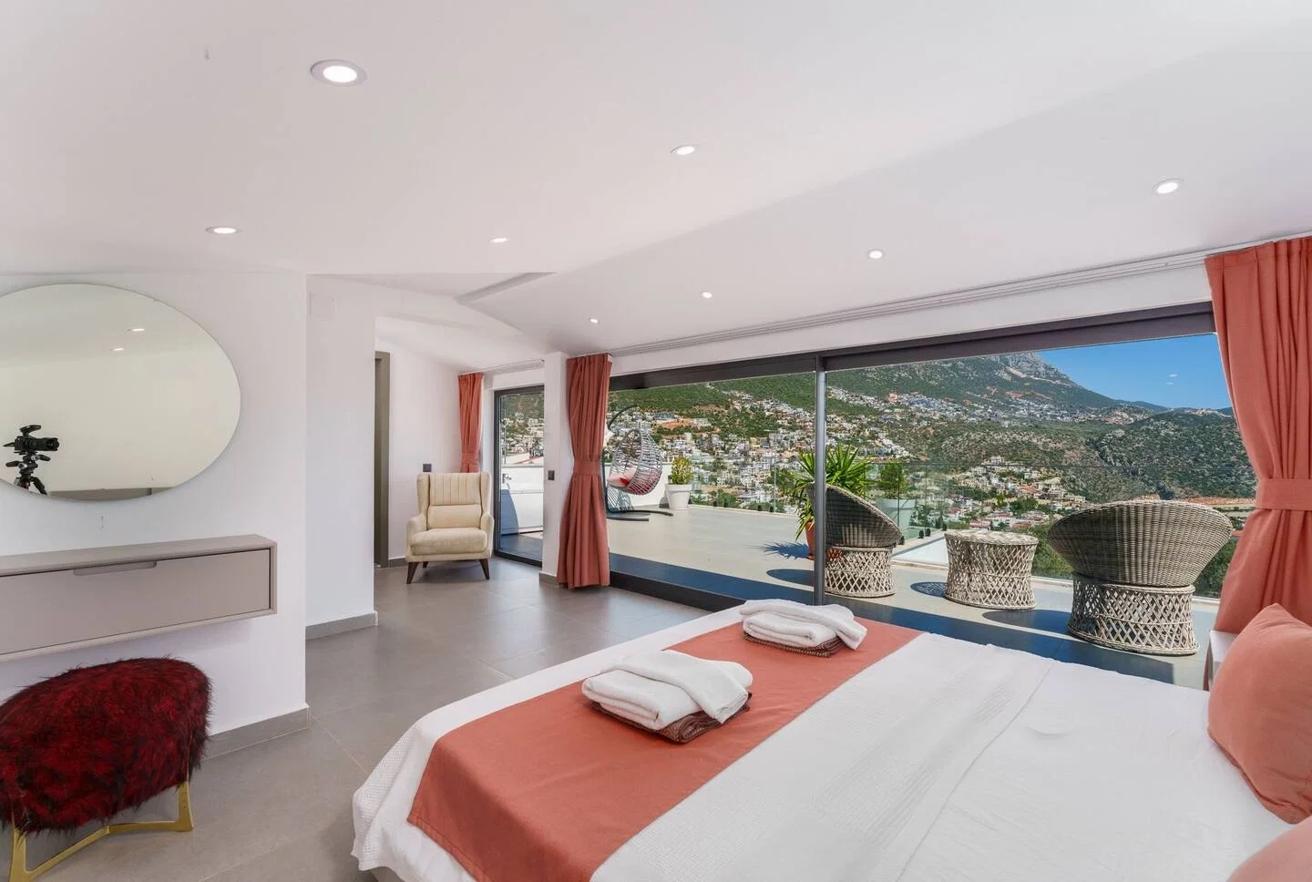 Kalkan’da Merkeze Yakın, Çocuk Havuzlu, 3 Yatak Odalı, Lüks Villa