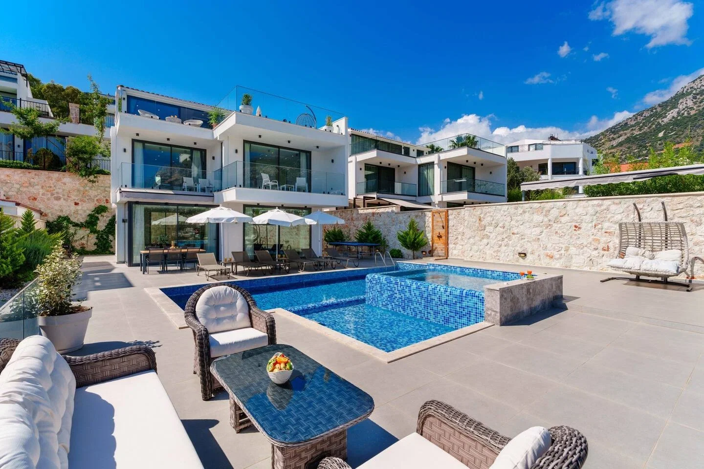 Kalkan’da Merkeze Yakın, Çocuk Havuzlu, 3 Yatak Odalı, Lüks Villa