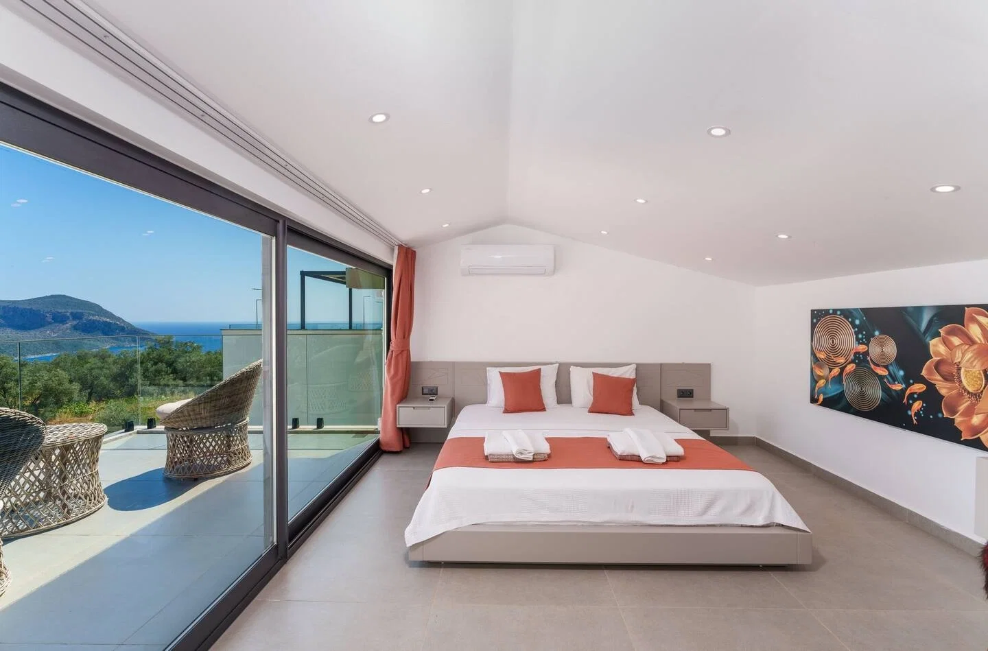 Kalkan’da Merkeze Yakın, Çocuk Havuzlu, 3 Yatak Odalı, Lüks Villa