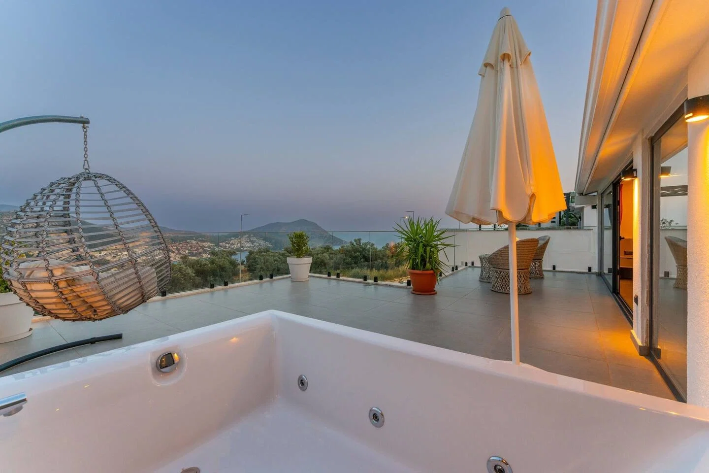 Kalkan’da Merkeze Yakın, Çocuk Havuzlu, 3 Yatak Odalı, Lüks Villa