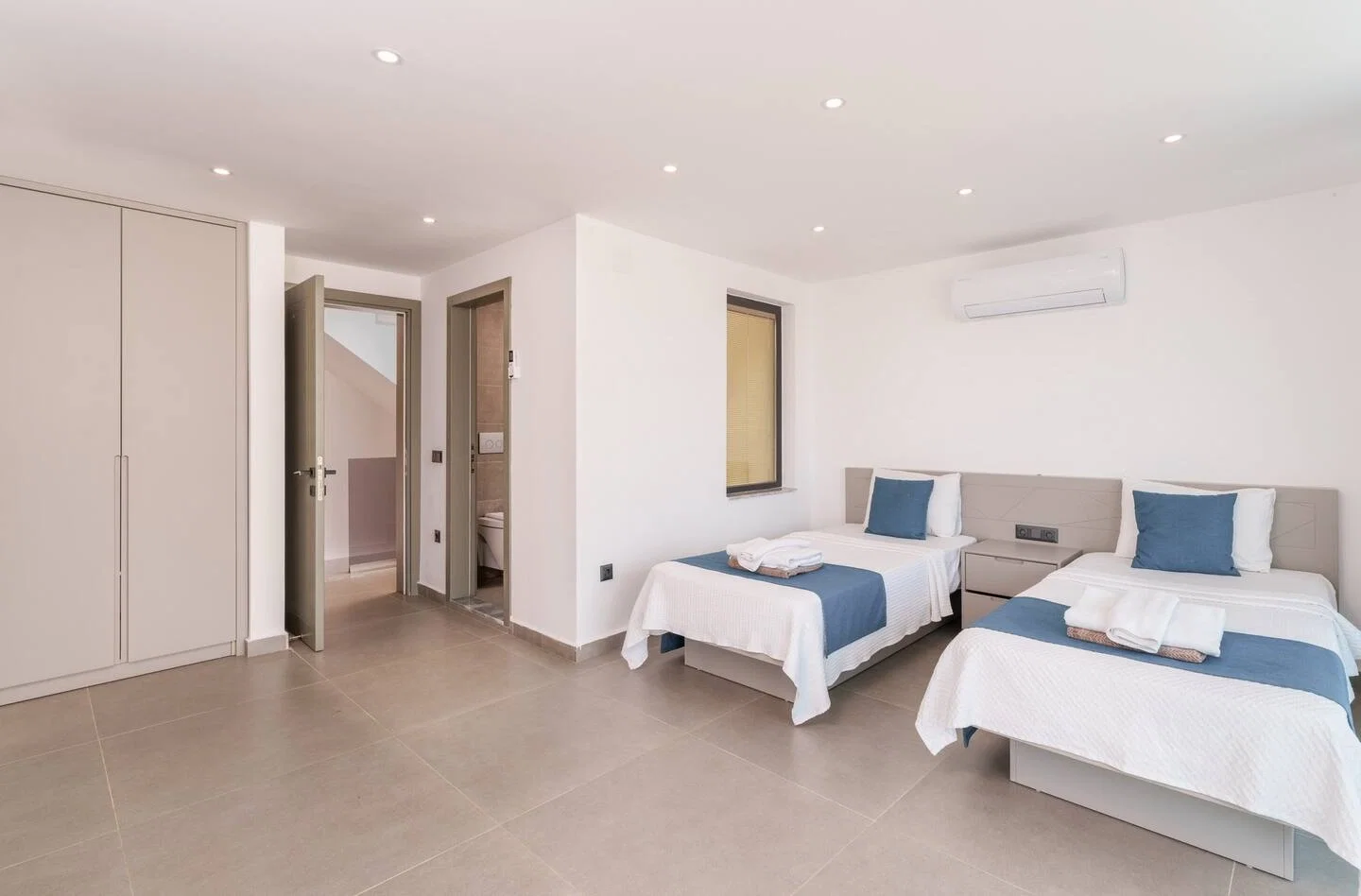 Kalkan’da Merkeze Yakın, Çocuk Havuzlu, 3 Yatak Odalı, Lüks Villa
