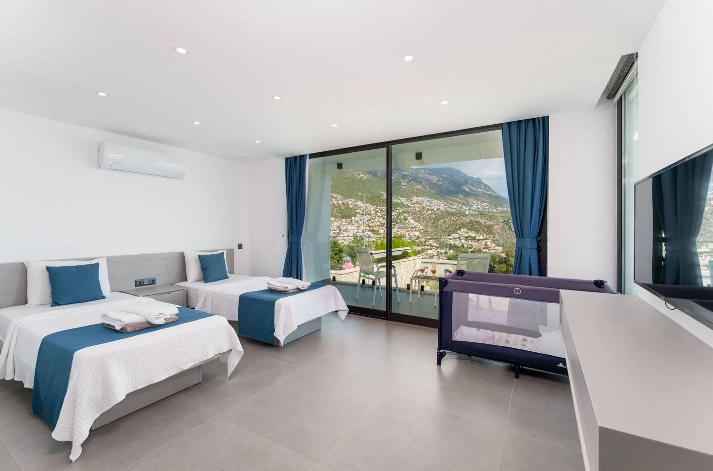 Kalkan’da Merkeze Yakın, Çocuk Havuzlu, 3 Yatak Odalı, Lüks Villa