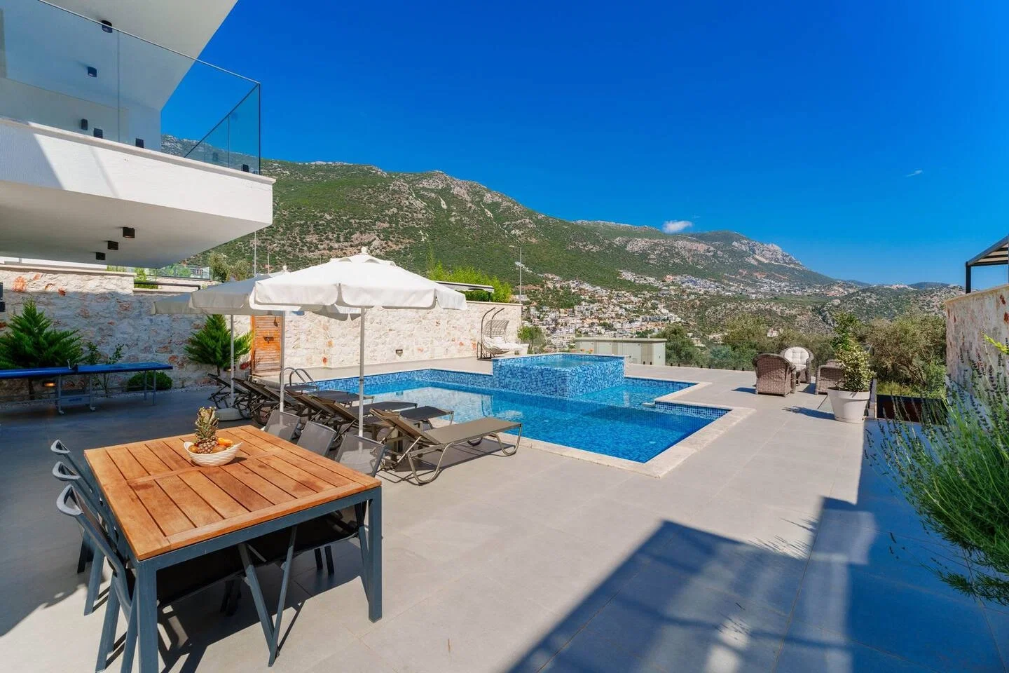Kalkan’da Merkeze Yakın, Çocuk Havuzlu, 3 Yatak Odalı, Lüks Villa