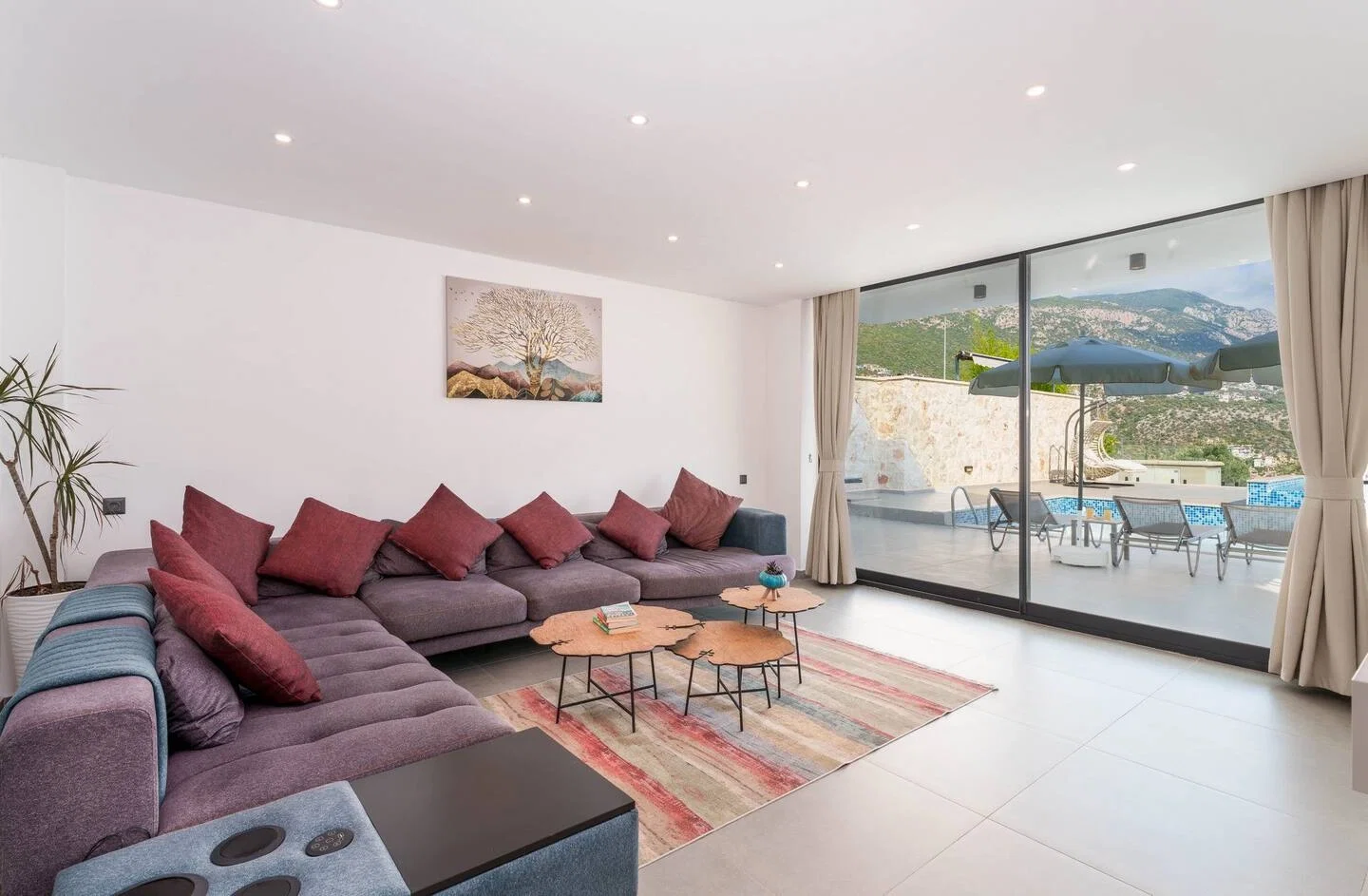 Kalkan’da Merkeze Yakın, Çocuk Havuzlu, 3 Yatak Odalı, Lüks Villa
