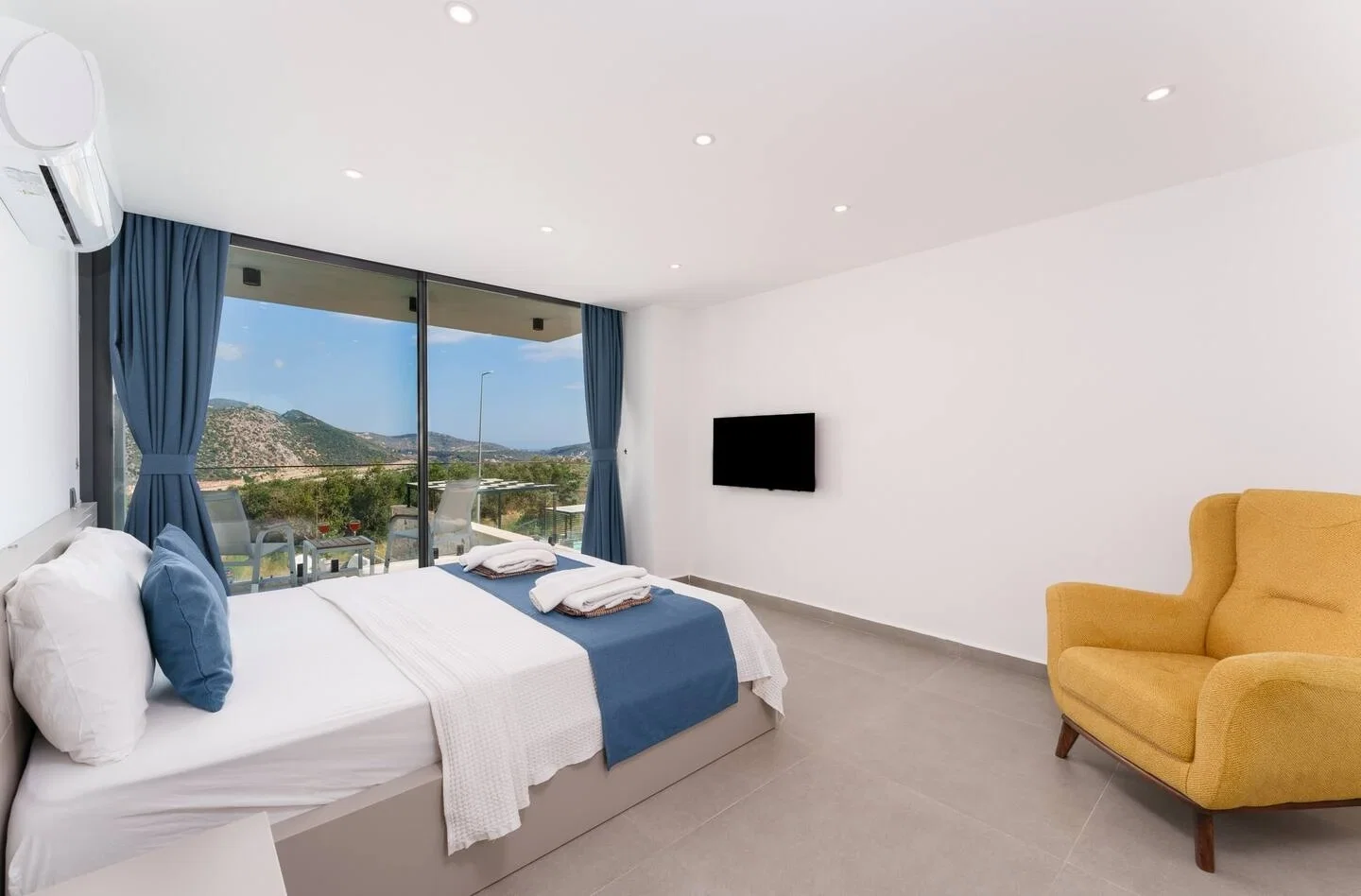 Kalkan’da Merkeze Yakın, Çocuk Havuzlu, 3 Yatak Odalı, Lüks Villa