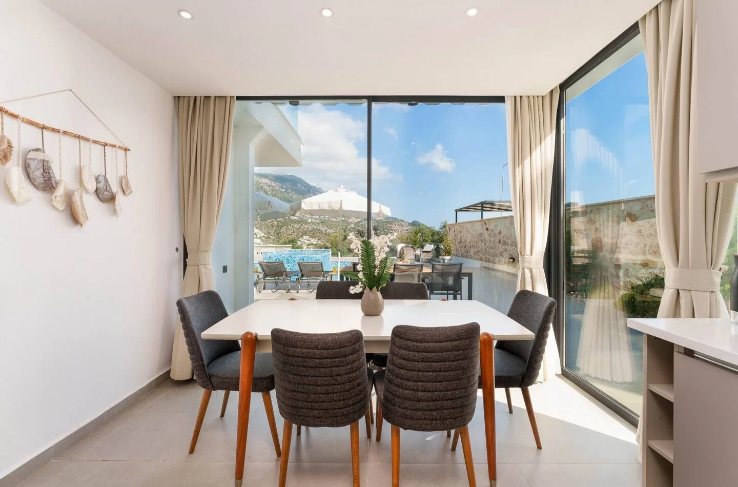 Kalkan’da Merkeze Yakın, Çocuk Havuzlu, 3 Yatak Odalı, Lüks Villa