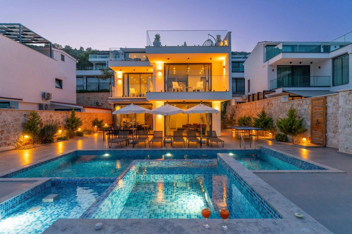 Kalkan’da Merkeze Yakın, Çocuk Havuzlu, 3 Yatak Odalı, Lüks Villa