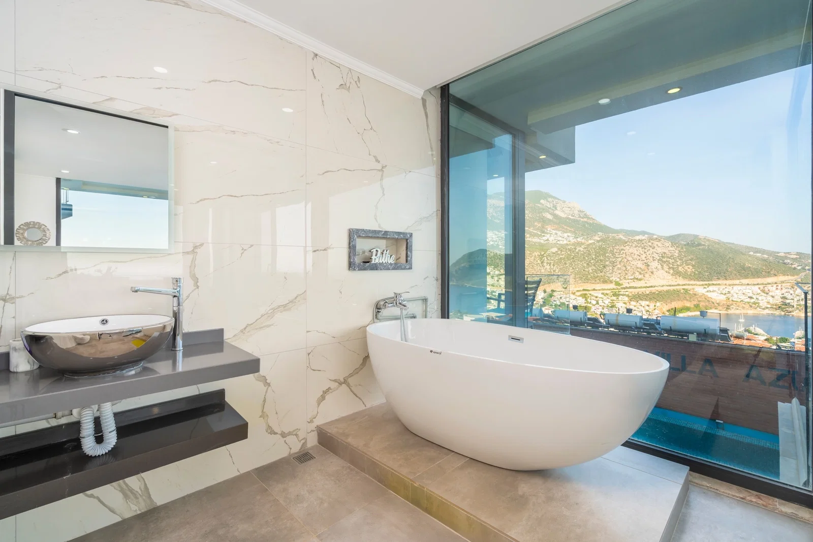 Kalkan’da Merkeze Yakın, Özel Havuzlu, 5 Yatak Odalı, Lüks Villa