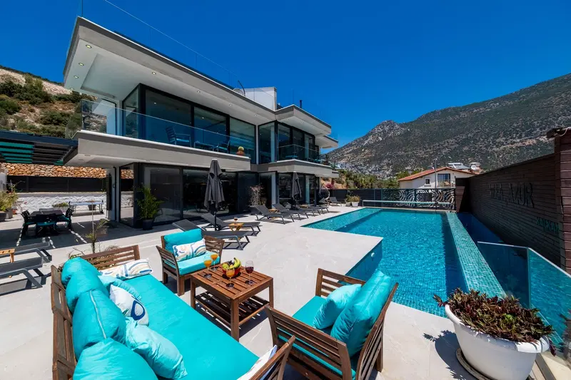 Kalkan’da ısıtmalı havuzlu kiralık villa