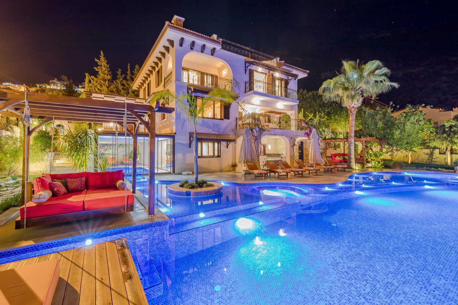 Kalkan’da Korunaklı, Isıtmalı Havuzlu, 8 Kişilik, Lüks Villa