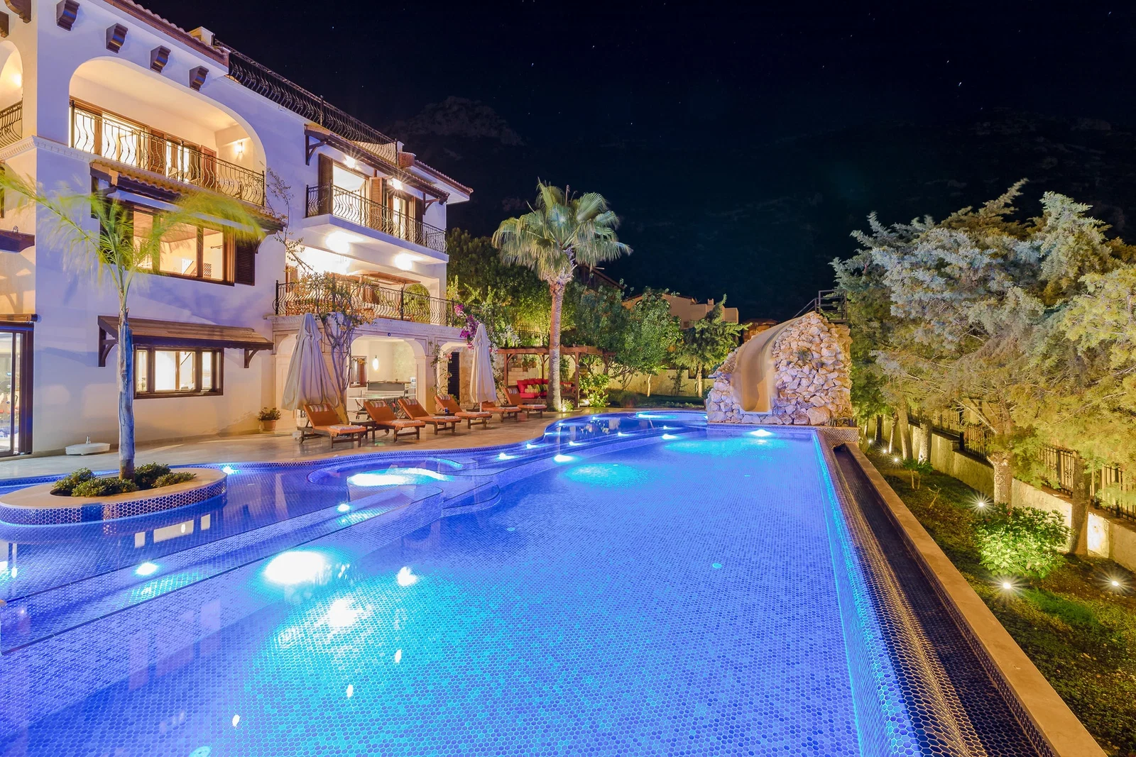 Kalkan’da Korunaklı, Isıtmalı Havuzlu, 8 Kişilik, Lüks Villa