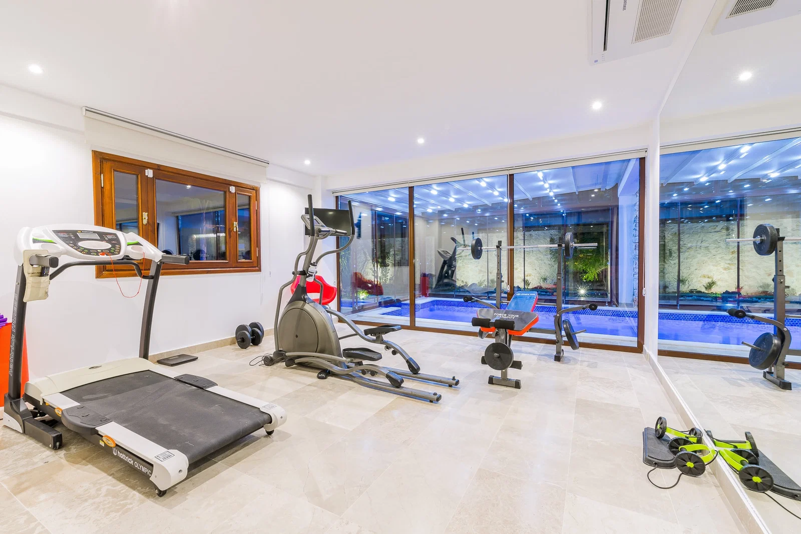Kalkan’da Korunaklı, Isıtmalı Havuzlu, 8 Kişilik, Lüks Villa