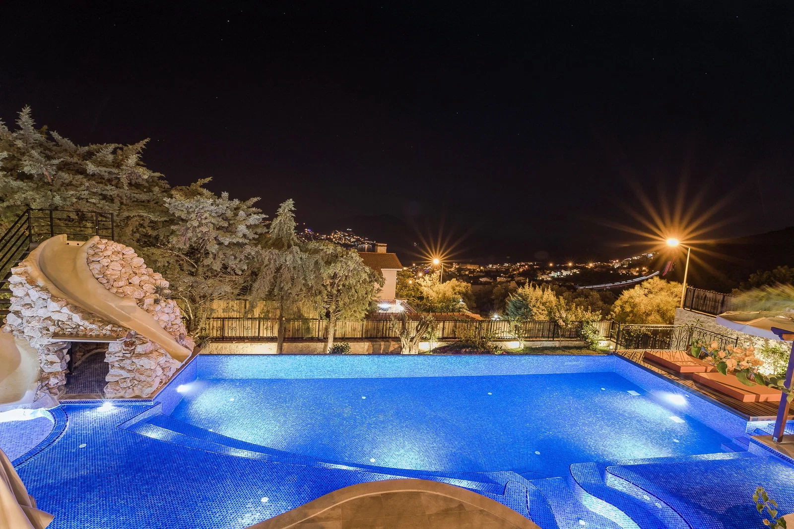 Kalkan’da Korunaklı, Isıtmalı Havuzlu, 8 Kişilik, Lüks Villa