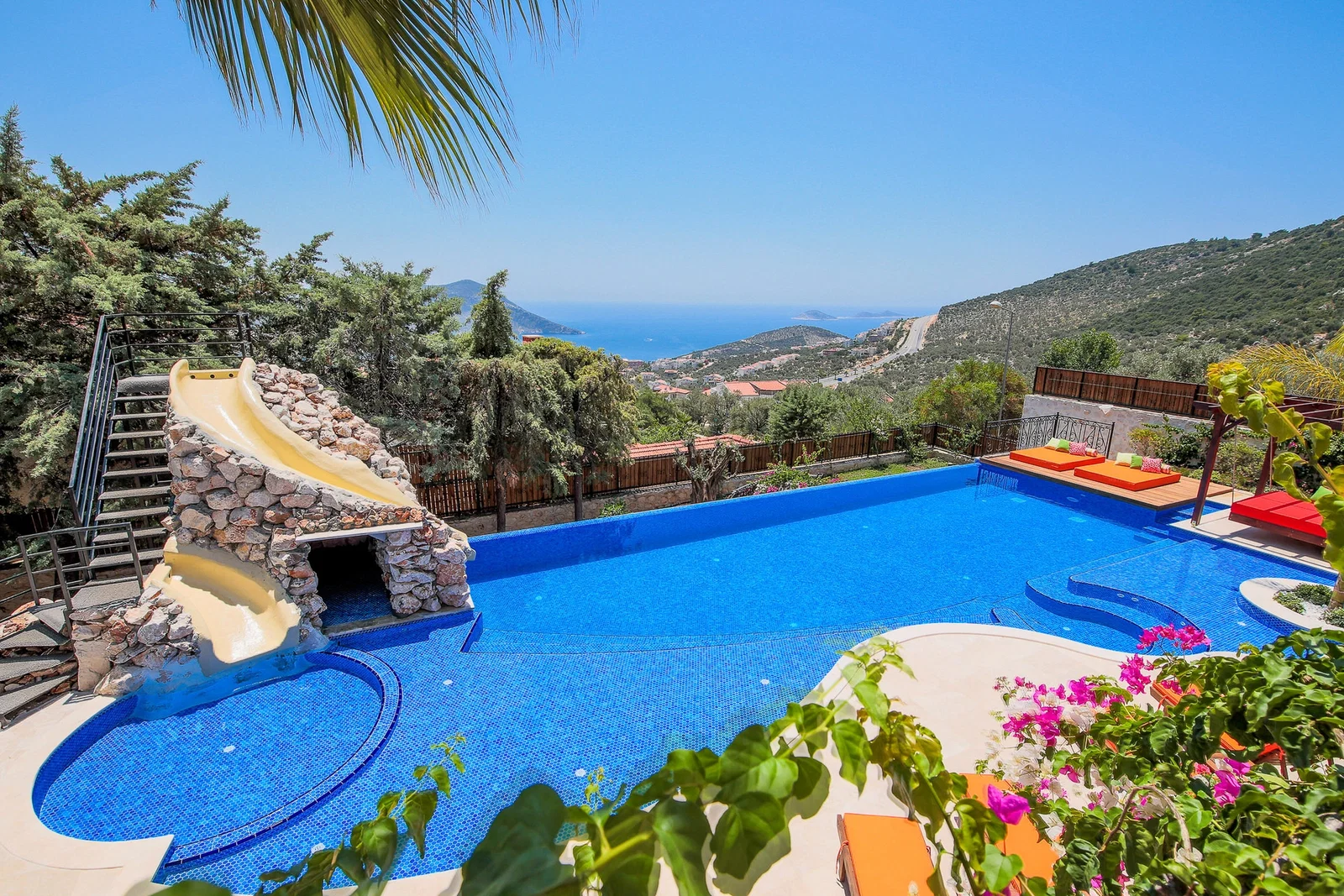 Kalkan’da Korunaklı, Isıtmalı Havuzlu, 8 Kişilik, Lüks Villa