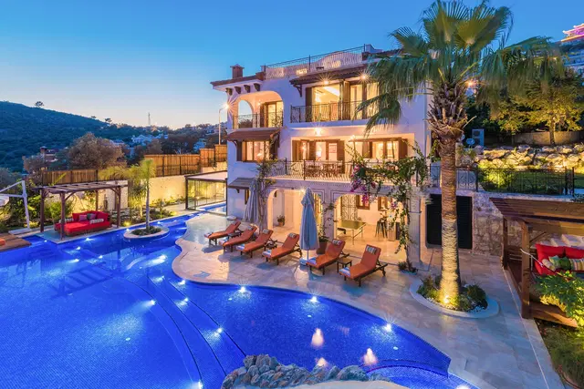 Kalkan’da Korunaklı, Isıtmalı Havuzlu, 8 Kişilik, Lüks Villa
