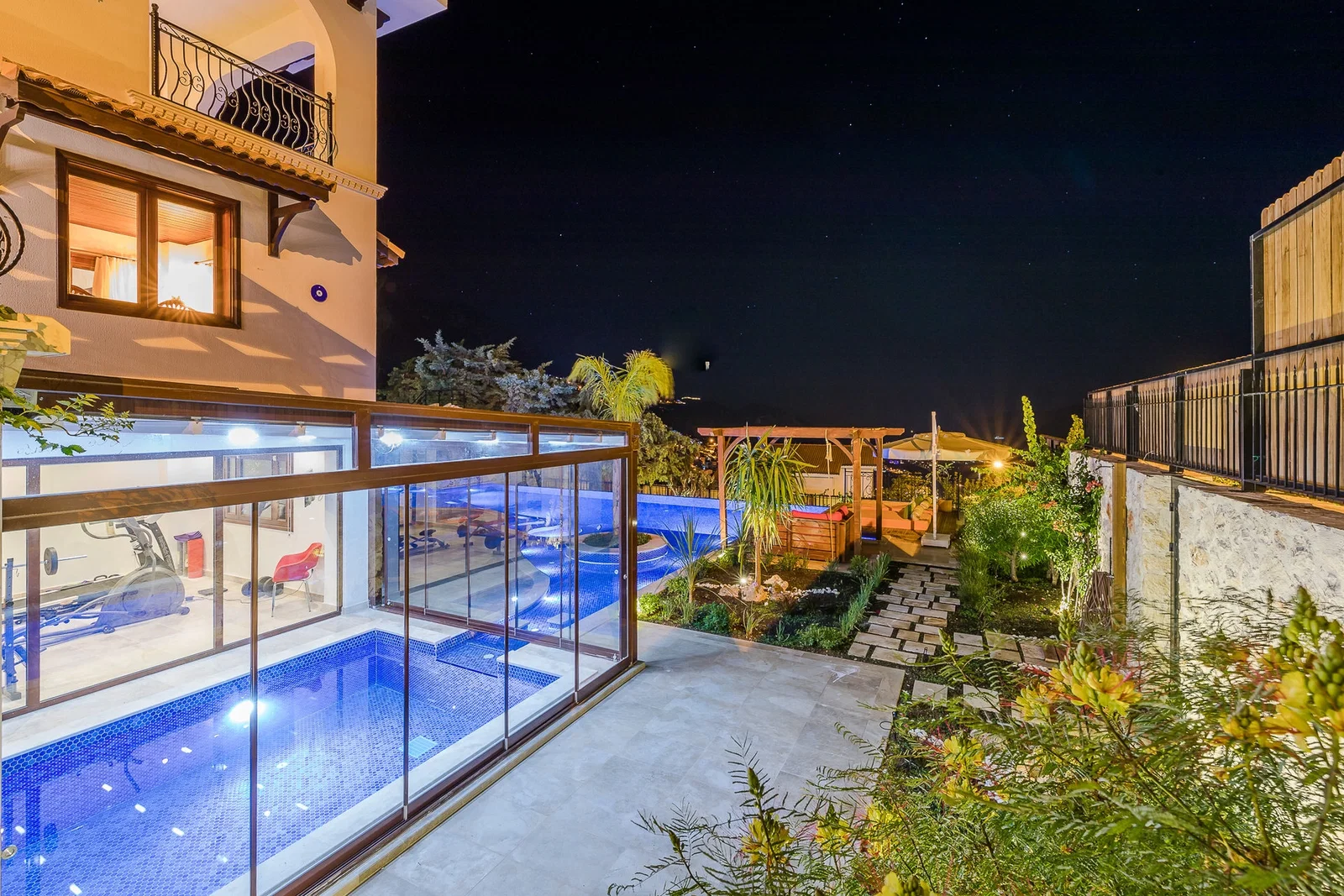 Kalkan’da Korunaklı, Isıtmalı Havuzlu, 8 Kişilik, Lüks Villa