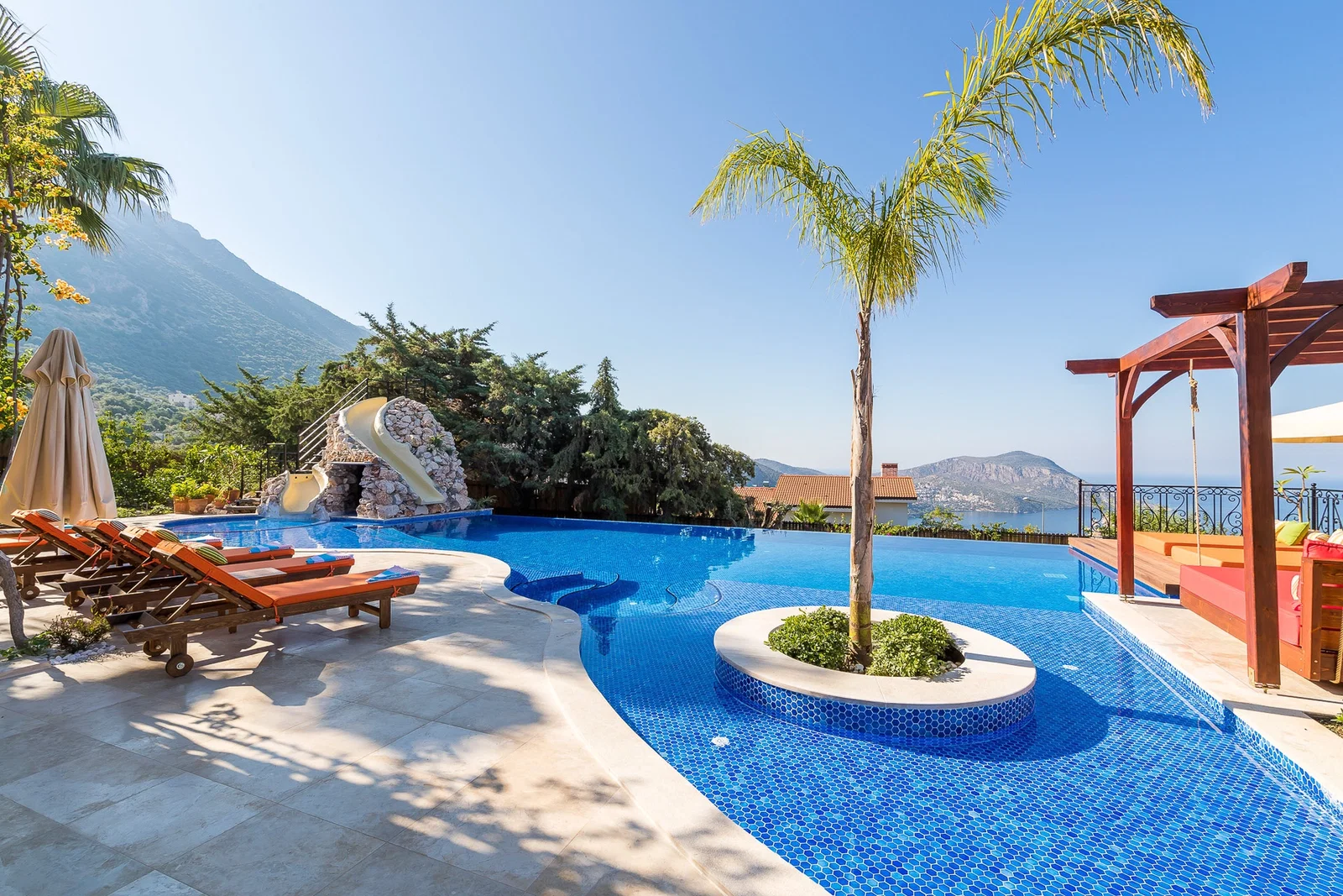 Kalkan’da Korunaklı, Isıtmalı Havuzlu, 8 Kişilik, Lüks Villa