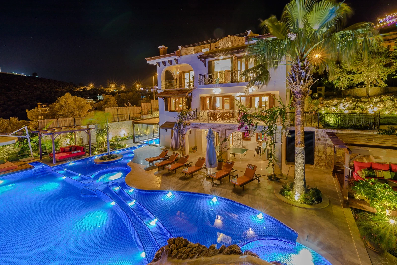 Kalkan’da Korunaklı, Isıtmalı Havuzlu, 8 Kişilik, Lüks Villa