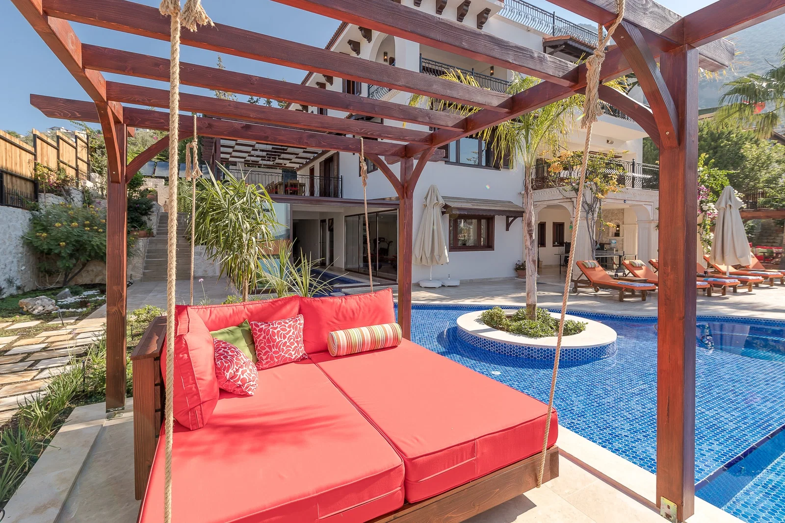Kalkan’da Korunaklı, Isıtmalı Havuzlu, 8 Kişilik, Lüks Villa