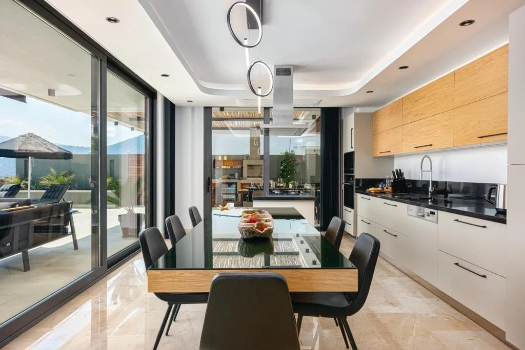 Kalkan’da Deniz Manzaralı, Isıtmalı Havuzlu, 5 Yatak Odalı, Lüks Villa