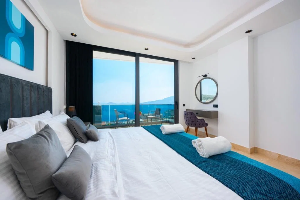 Kalkan’da Deniz Manzaralı, Isıtmalı Havuzlu, 5 Yatak Odalı, Lüks Villa