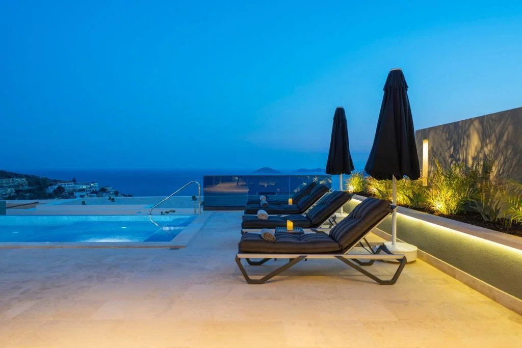 Kalkan’da Deniz Manzaralı, Isıtmalı Havuzlu, 5 Yatak Odalı, Lüks Villa