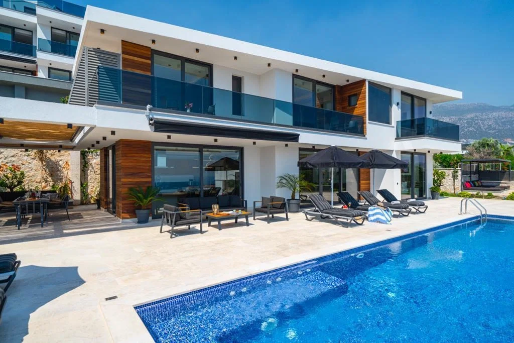 Kalkan’da Deniz Manzaralı, Isıtmalı Havuzlu, 5 Yatak Odalı, Lüks Villa