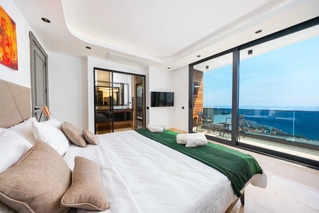 Kalkan’da Deniz Manzaralı, Isıtmalı Havuzlu, 5 Yatak Odalı, Lüks Villa