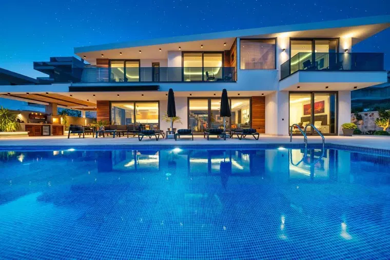 Kalkan’da Deniz Manzaralı, Isıtmalı Havuzlu, 5 Yatak Odalı, Lüks Villa