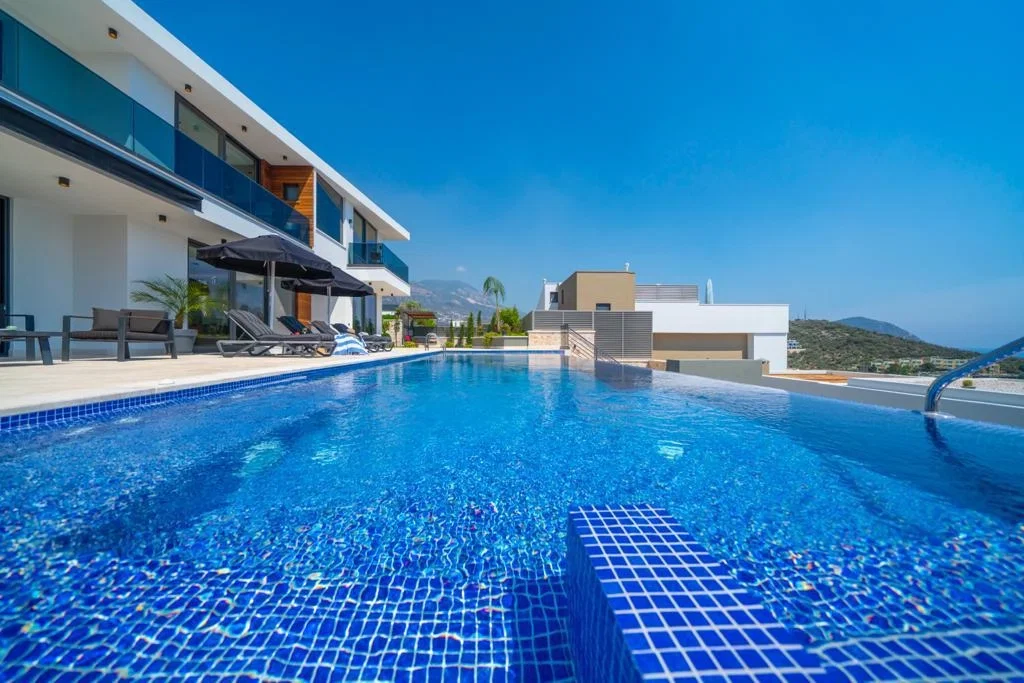 Kalkan’da Deniz Manzaralı, Isıtmalı Havuzlu, 5 Yatak Odalı, Lüks Villa