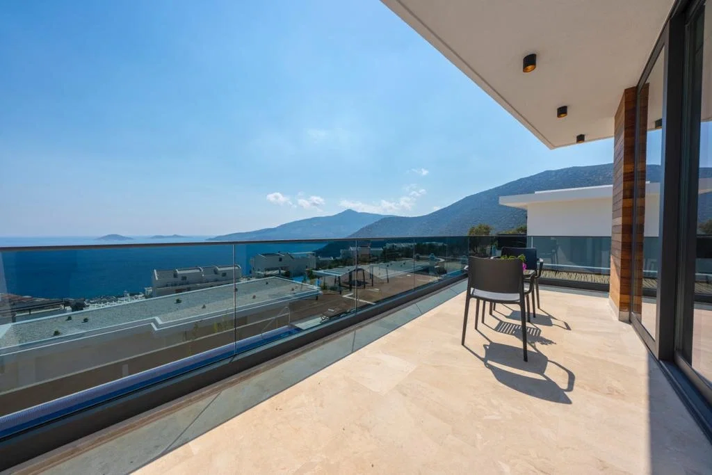 Kalkan’da Deniz Manzaralı, Isıtmalı Havuzlu, 5 Yatak Odalı, Lüks Villa